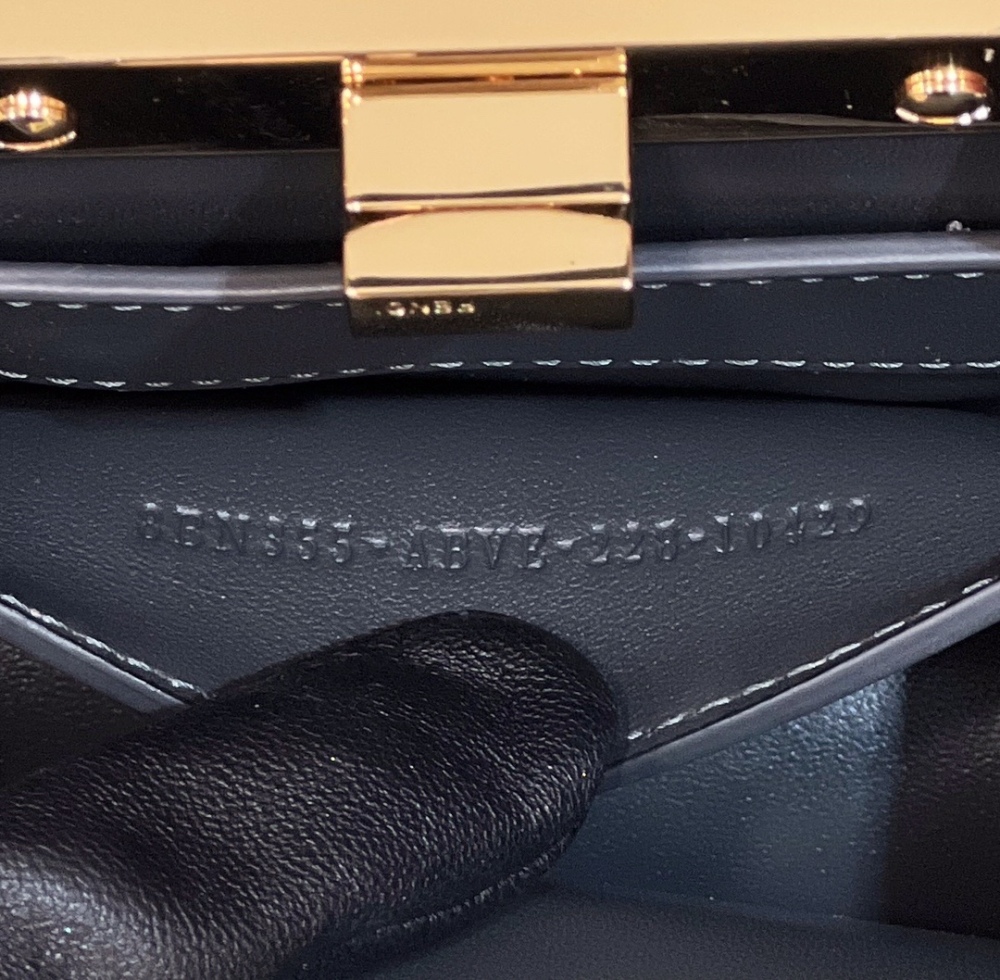 Fendi 𝐏𝐄𝐄𝐊𝐀𝐁𝐎𝐎 I see you petite 20cm 80062 Mirror Boutique
