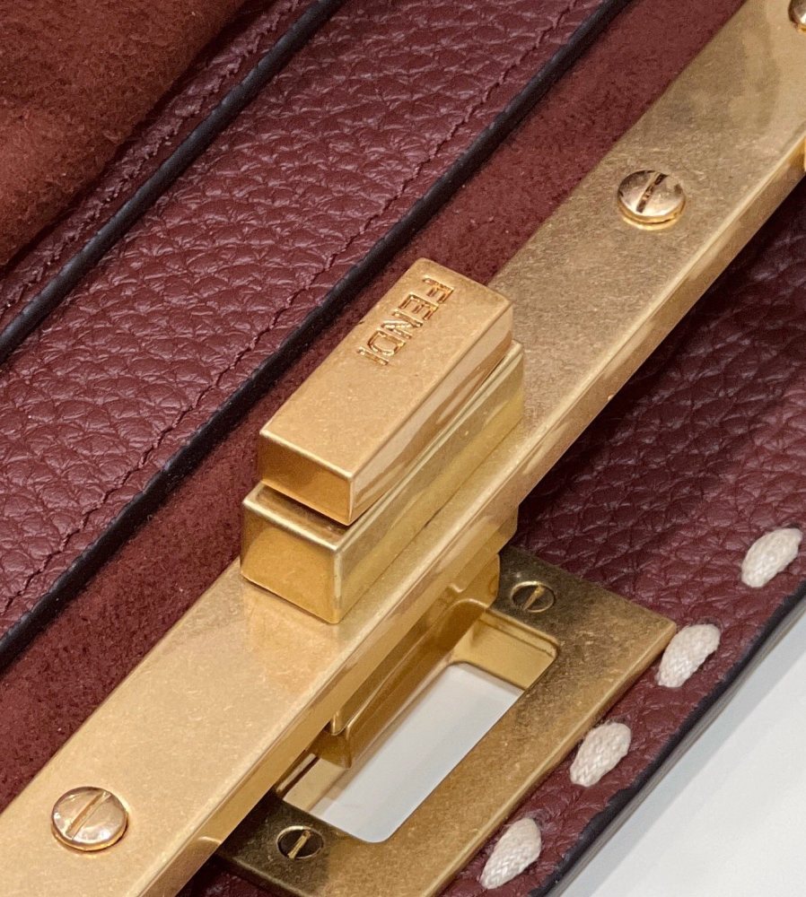 Fendi 𝐏𝐄𝐄𝐊𝐀𝐁𝐎𝐎  𝐈 𝐒𝐄𝐄 𝐔 External suture PM 27cm 80013B Mirror Boutique