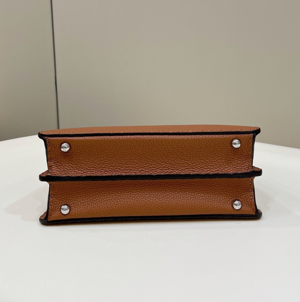 Fendi 𝐏𝐄𝐄𝐊𝐀𝐁𝐎𝐎  𝐈 𝐒𝐄𝐄 𝐔 External suture PM 27cm 80013B Mirror Boutique
