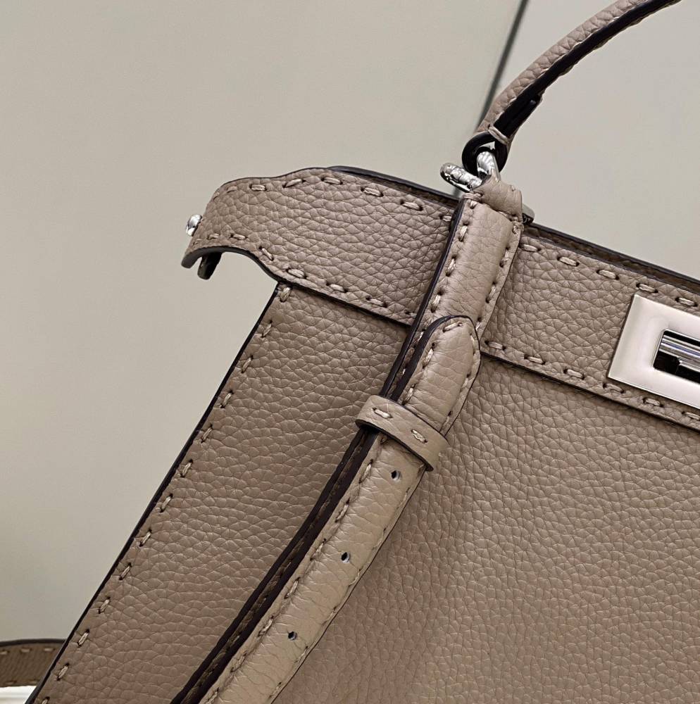 Fendi 𝐏𝐄𝐄𝐊𝐀𝐁𝐎𝐎  𝐈 𝐒𝐄𝐄 𝐔 External suture GM 33cm 80013 Mirror Boutique