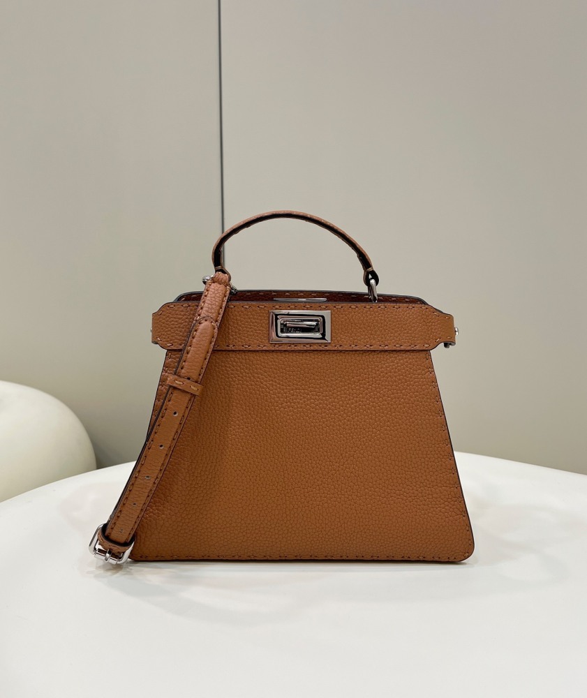 Fendi 𝐏𝐄𝐄𝐊𝐀𝐁𝐎𝐎  𝐈 𝐒𝐄𝐄 𝐔 External suture PM 27cm 80013B Mirror Boutique