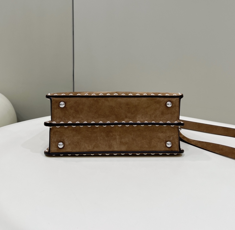 Fendi 𝐏𝐄𝐄𝐊𝐀𝐁𝐎𝐎  𝐈 𝐒𝐄𝐄 𝐔 External suture PM 27cm 80013B Mirror Boutique