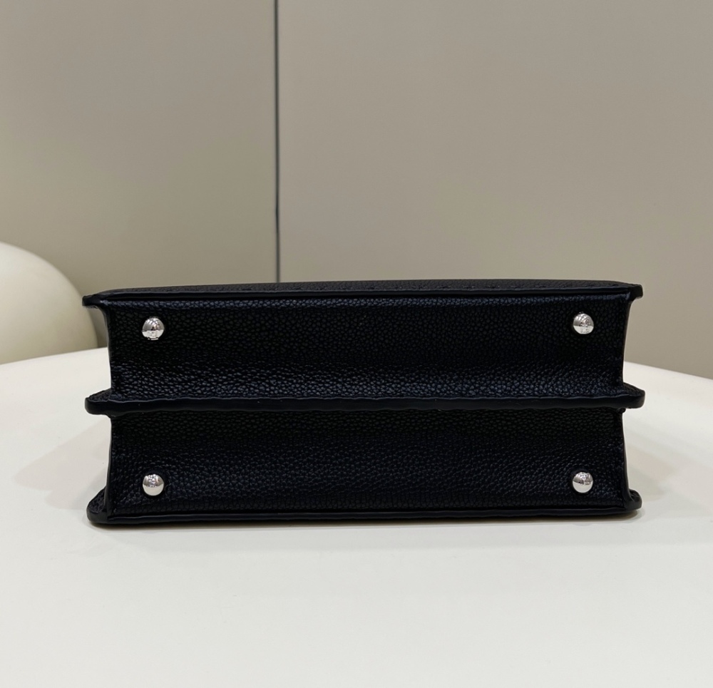 Fendi 𝐏𝐄𝐄𝐊𝐀𝐁𝐎𝐎  𝐈 𝐒𝐄𝐄 𝐔 External suture PM 27cm 80013B Mirror Boutique