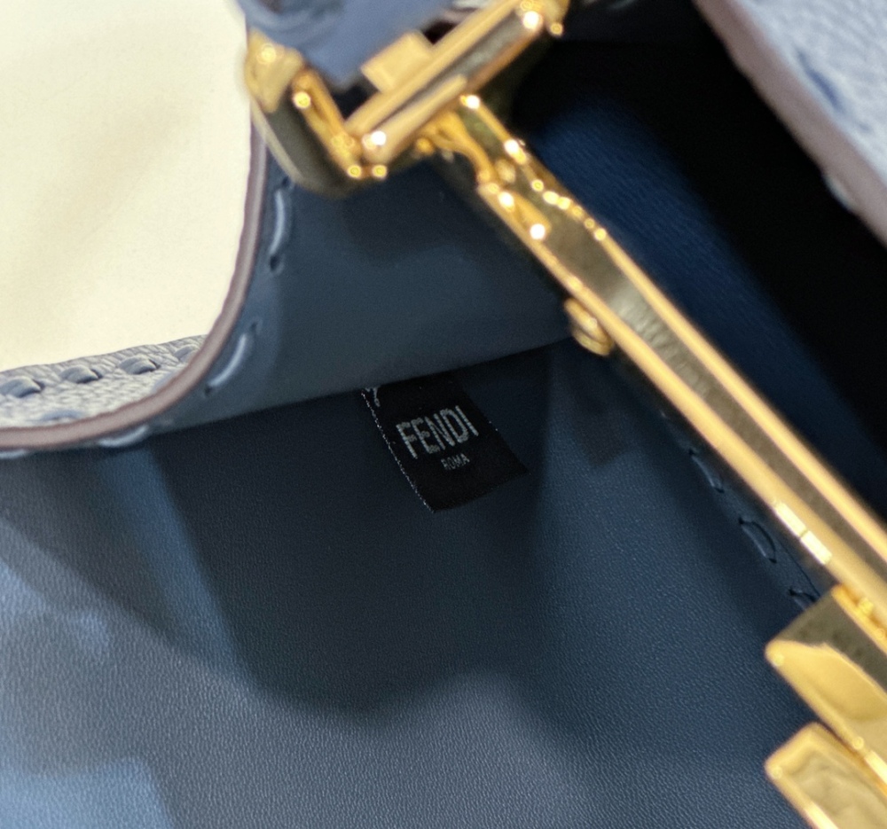 Fendi 𝐏𝐄𝐄𝐊𝐀𝐁𝐎𝐎  𝐈 𝐒𝐄𝐄 𝐔 External suture PM 27cm 80013B Mirror Boutique