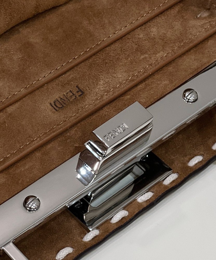 Fendi 𝐏𝐄𝐄𝐊𝐀𝐁𝐎𝐎  𝐈 𝐒𝐄𝐄 𝐔 External suture PM 27cm 80013B Mirror Boutique