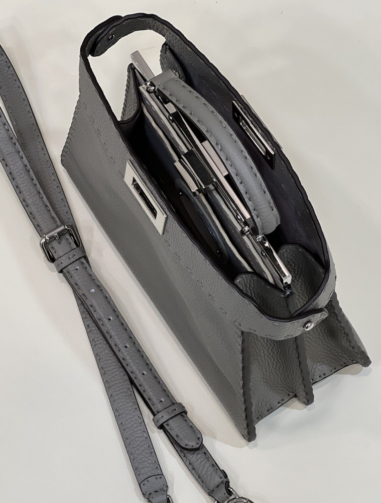 Fendi 𝐏𝐄𝐄𝐊𝐀𝐁𝐎𝐎  𝐈 𝐒𝐄𝐄 𝐔 External suture PM 27cm 80013B Mirror Boutique