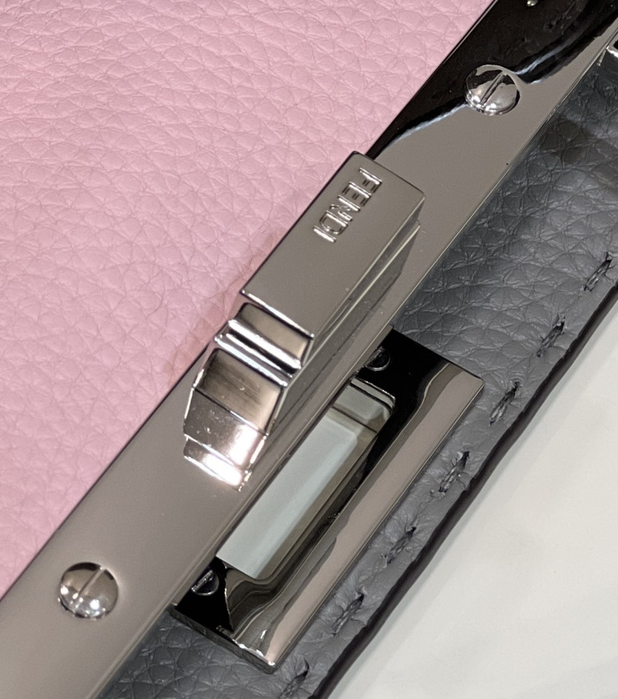Fendi 𝐏𝐄𝐄𝐊𝐀𝐁𝐎𝐎  𝐈 𝐒𝐄𝐄 𝐔 External suture PM 27cm 80013B Mirror Boutique