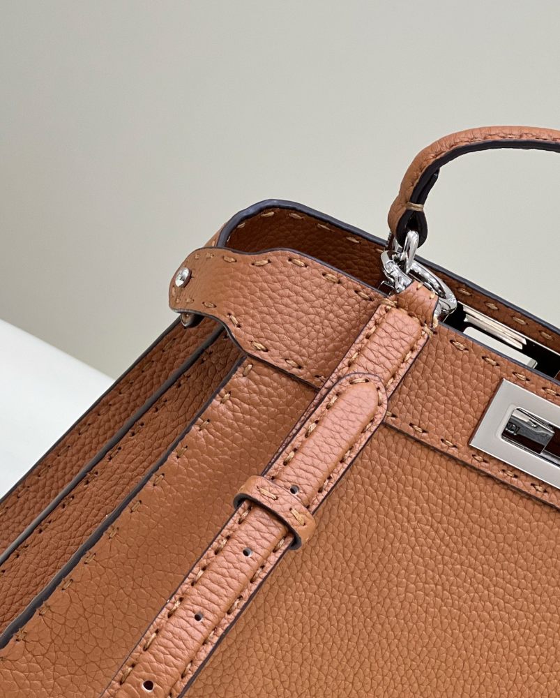 Fendi 𝐏𝐄𝐄𝐊𝐀𝐁𝐎𝐎  𝐈 𝐒𝐄𝐄 𝐔 External suture PM 27cm 80013B Mirror Boutique