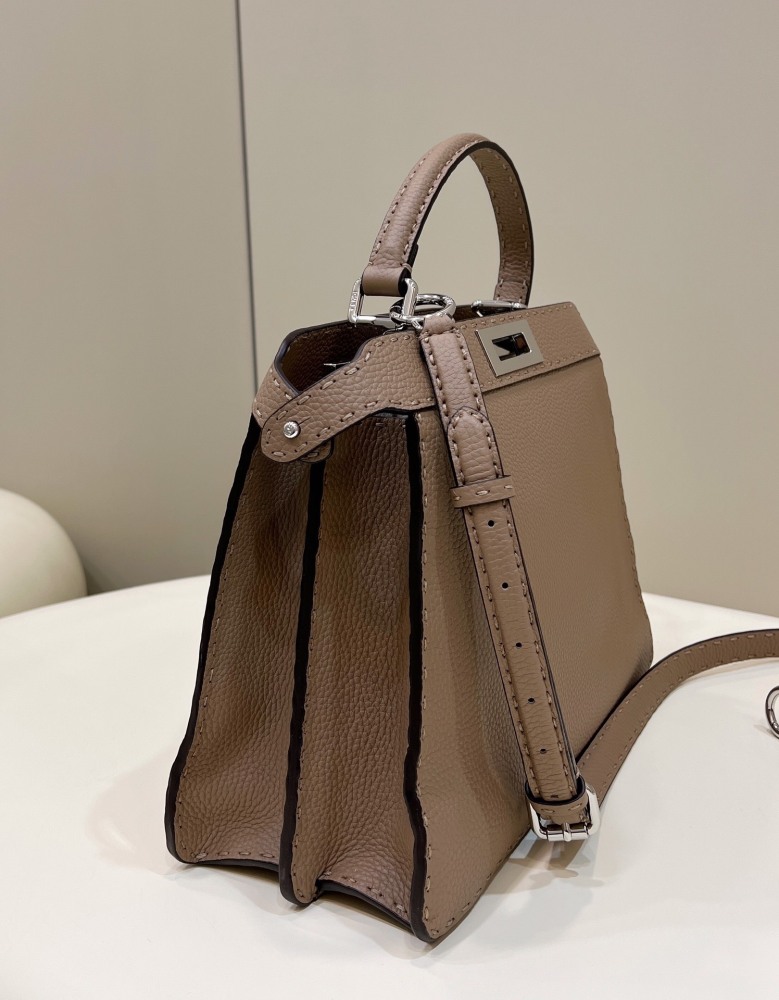 Fendi 𝐏𝐄𝐄𝐊𝐀𝐁𝐎𝐎  𝐈 𝐒𝐄𝐄 𝐔 External suture GM 33cm 80013 Mirror Boutique
