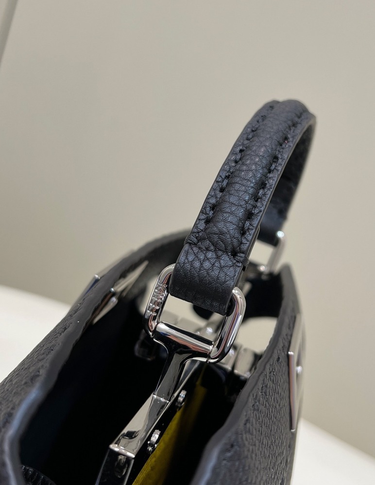 Fendi 𝐏𝐄𝐄𝐊𝐀𝐁𝐎𝐎  𝐈 𝐒𝐄𝐄 𝐔 External suture PM 27cm 80013B Mirror Boutique