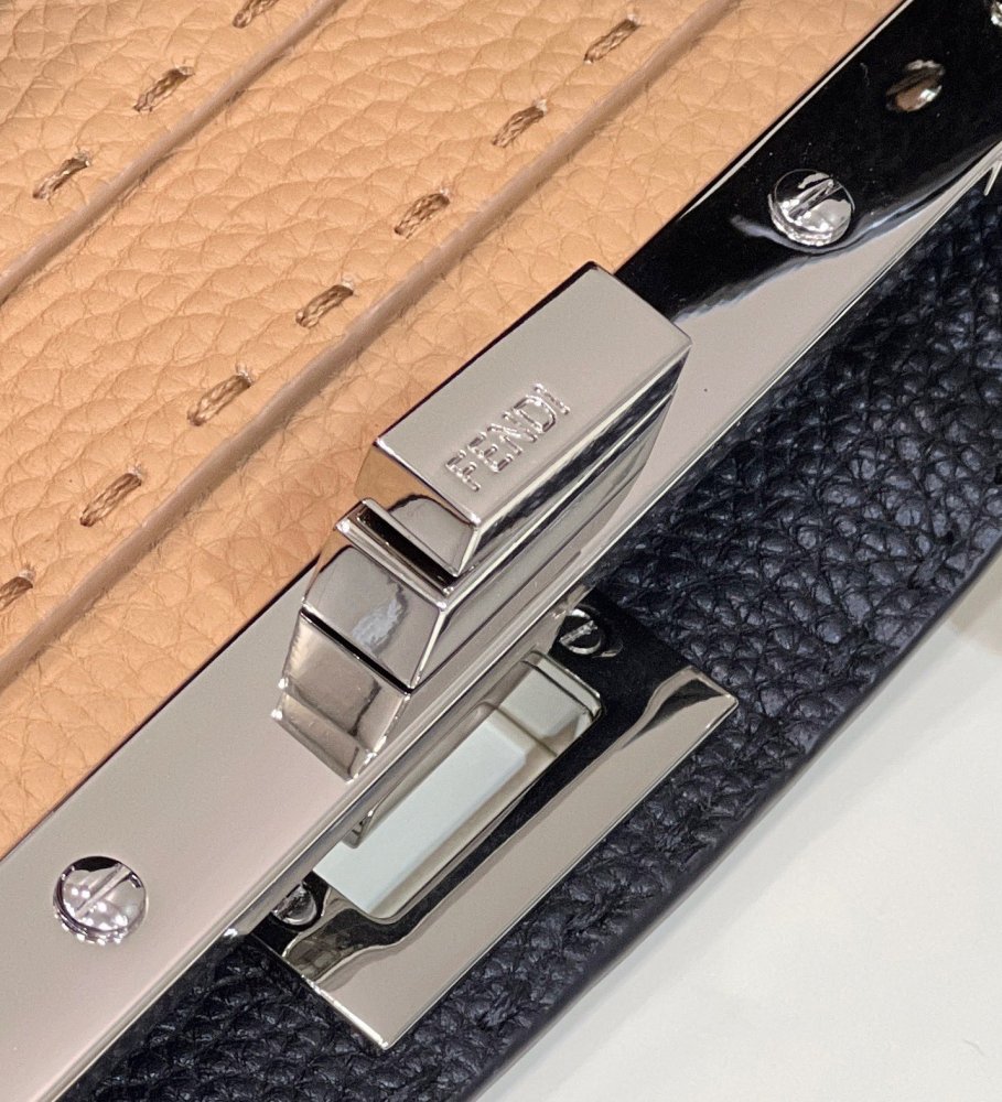 Fendi 𝐏𝐄𝐄𝐊𝐀𝐁𝐎𝐎  𝐈 𝐒𝐄𝐄 𝐔 External suture PM 27cm 80013B Mirror Boutique