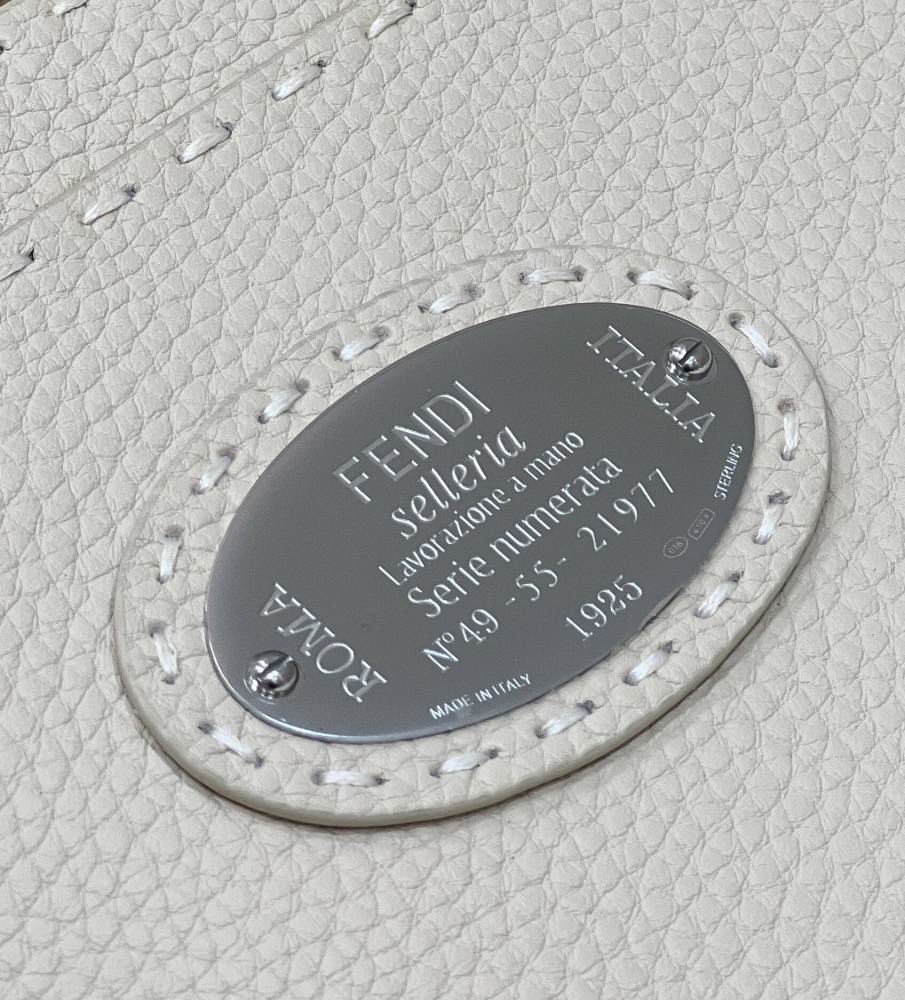 Fendi 𝐏𝐄𝐄𝐊𝐀𝐁𝐎𝐎  𝐈 𝐒𝐄𝐄 𝐔 External suture GM 33cm 80013 Mirror Boutique