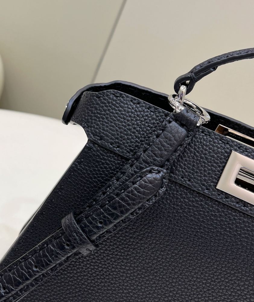 Fendi 𝐏𝐄𝐄𝐊𝐀𝐁𝐎𝐎  𝐈 𝐒𝐄𝐄 𝐔 External suture PM 27cm 80013B Mirror Boutique
