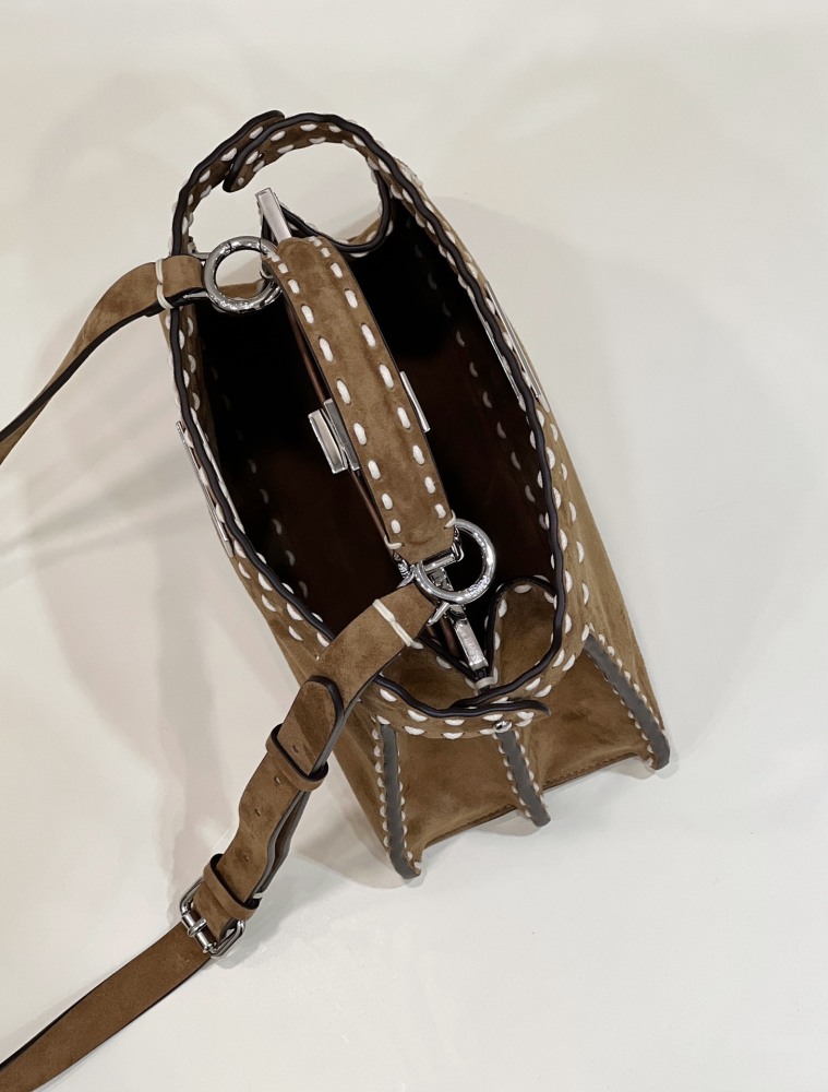 Fendi 𝐏𝐄𝐄𝐊𝐀𝐁𝐎𝐎  𝐈 𝐒𝐄𝐄 𝐔 External suture PM 27cm 80013B Mirror Boutique