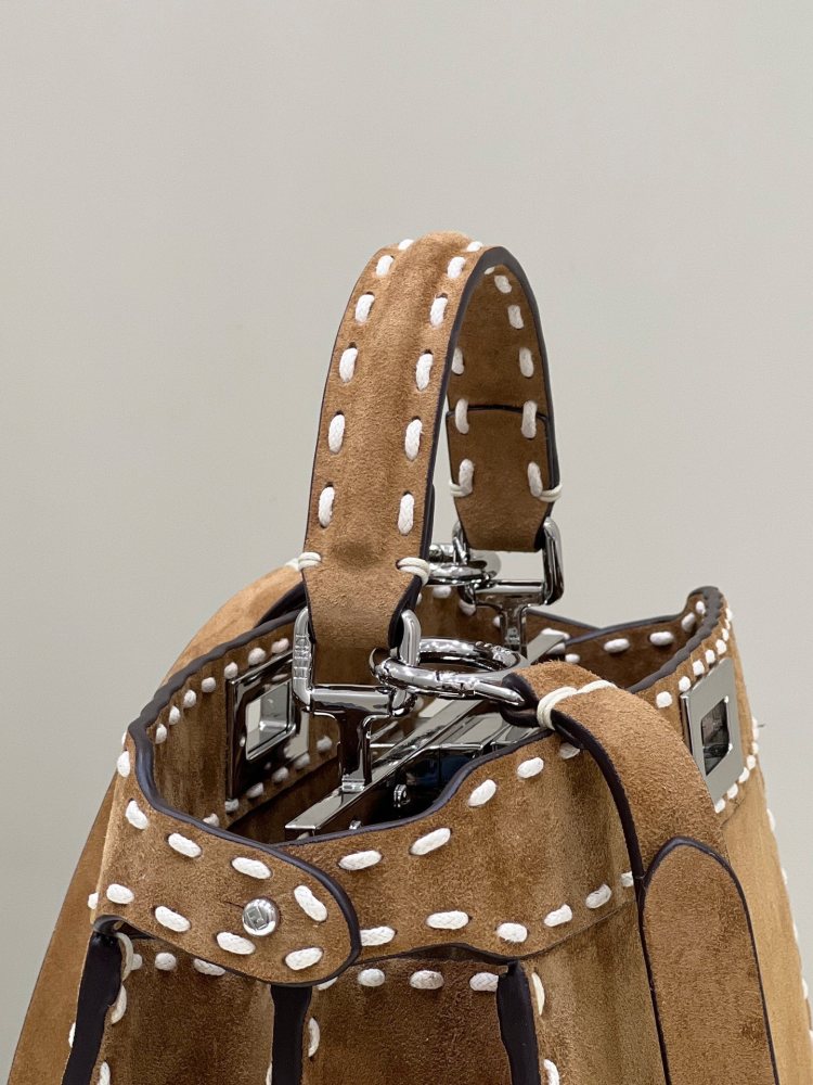 Fendi 𝐏𝐄𝐄𝐊𝐀𝐁𝐎𝐎  𝐈 𝐒𝐄𝐄 𝐔 External suture PM 27cm 80013B Mirror Boutique