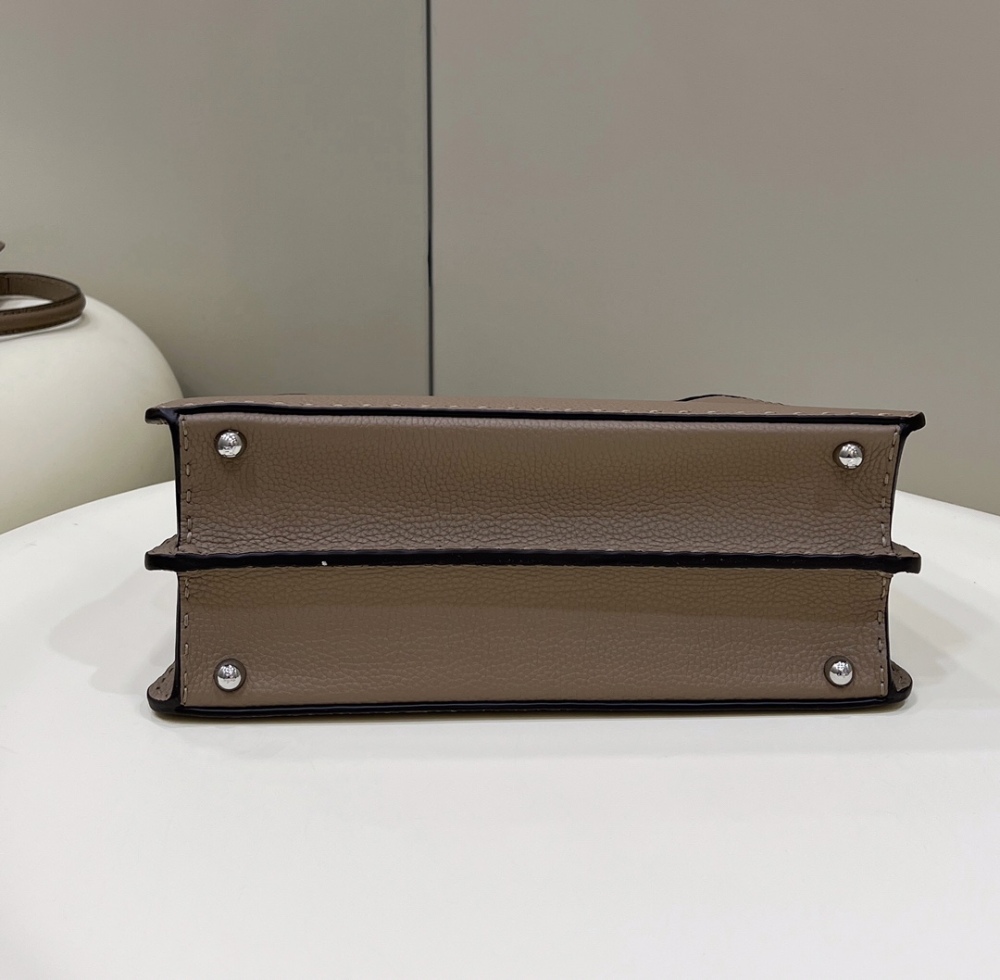 Fendi 𝐏𝐄𝐄𝐊𝐀𝐁𝐎𝐎  𝐈 𝐒𝐄𝐄 𝐔 External suture GM 33cm 80013 Mirror Boutique