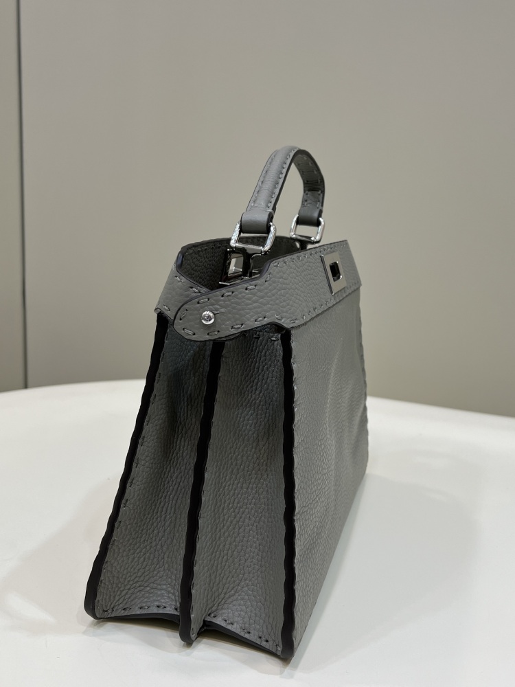 Fendi 𝐏𝐄𝐄𝐊𝐀𝐁𝐎𝐎  𝐈 𝐒𝐄𝐄 𝐔 External suture PM 27cm 80013B Mirror Boutique