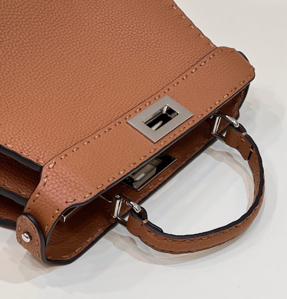 Fendi 𝐏𝐄𝐄𝐊𝐀𝐁𝐎𝐎  𝐈 𝐒𝐄𝐄 𝐔 External suture PM 27cm 80013B Mirror Boutique