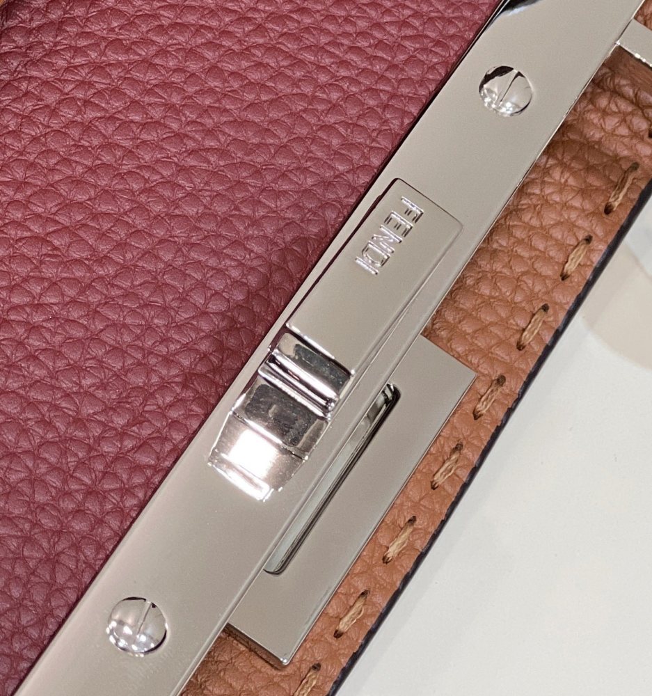 Fendi 𝐏𝐄𝐄𝐊𝐀𝐁𝐎𝐎  𝐈 𝐒𝐄𝐄 𝐔 External suture PM 27cm 80013B Mirror Boutique