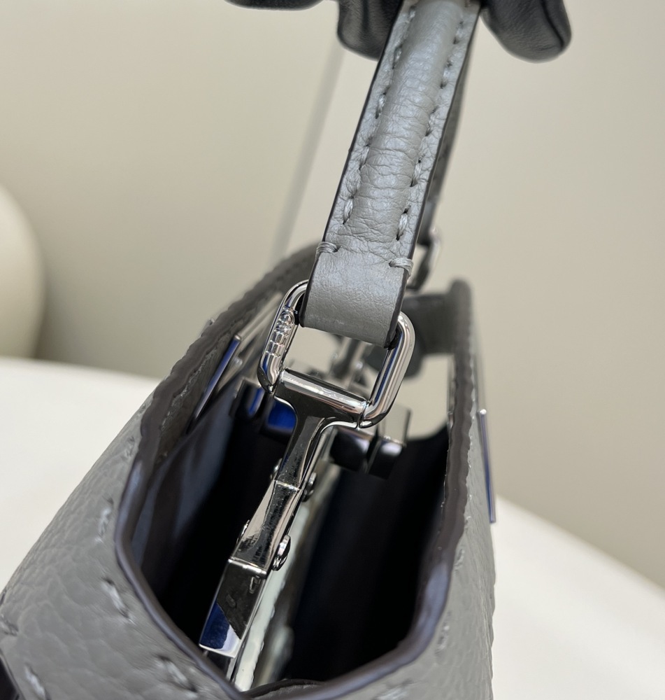 Fendi 𝐏𝐄𝐄𝐊𝐀𝐁𝐎𝐎  𝐈 𝐒𝐄𝐄 𝐔 External suture PM 27cm 80013B Mirror Boutique