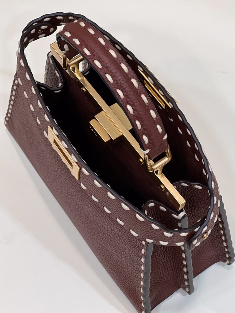 Fendi 𝐏𝐄𝐄𝐊𝐀𝐁𝐎𝐎  𝐈 𝐒𝐄𝐄 𝐔 External suture PM 27cm 80013B Mirror Boutique