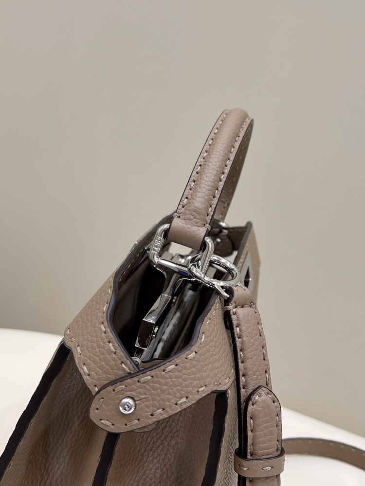 Fendi 𝐏𝐄𝐄𝐊𝐀𝐁𝐎𝐎  𝐈 𝐒𝐄𝐄 𝐔 External suture GM 33cm 80013 Mirror Boutique