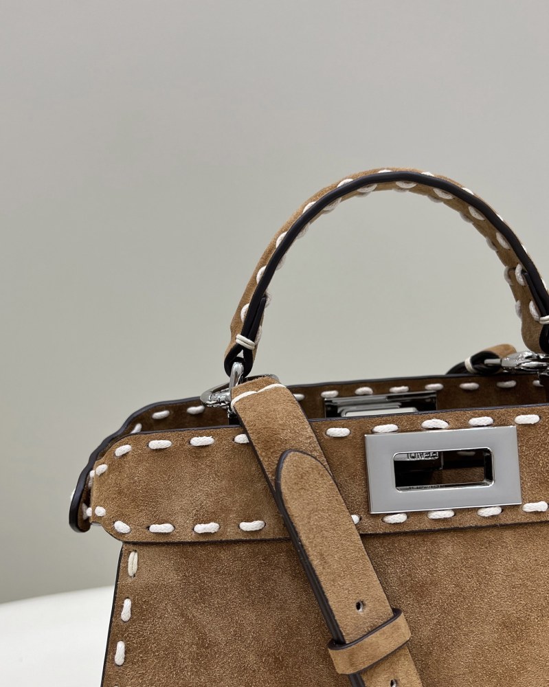 Fendi 𝐏𝐄𝐄𝐊𝐀𝐁𝐎𝐎  𝐈 𝐒𝐄𝐄 𝐔 External suture PM 27cm 80013B Mirror Boutique