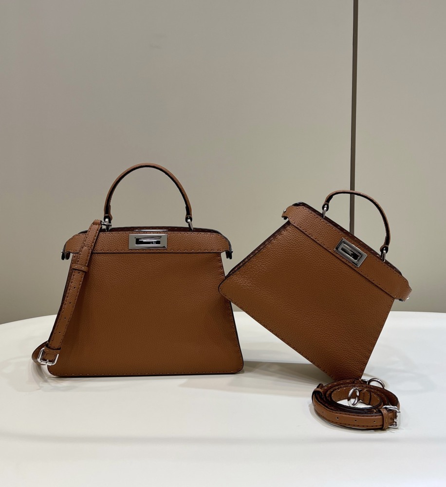 Fendi 𝐏𝐄𝐄𝐊𝐀𝐁𝐎𝐎  𝐈 𝐒𝐄𝐄 𝐔 External suture PM 27cm 80013B Mirror Boutique