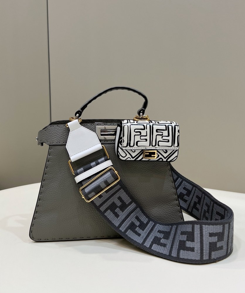 Fendi 𝐏𝐄𝐄𝐊𝐀𝐁𝐎𝐎  𝐈 𝐒𝐄𝐄 𝐔 External suture PM 27cm 80013B Mirror Boutique