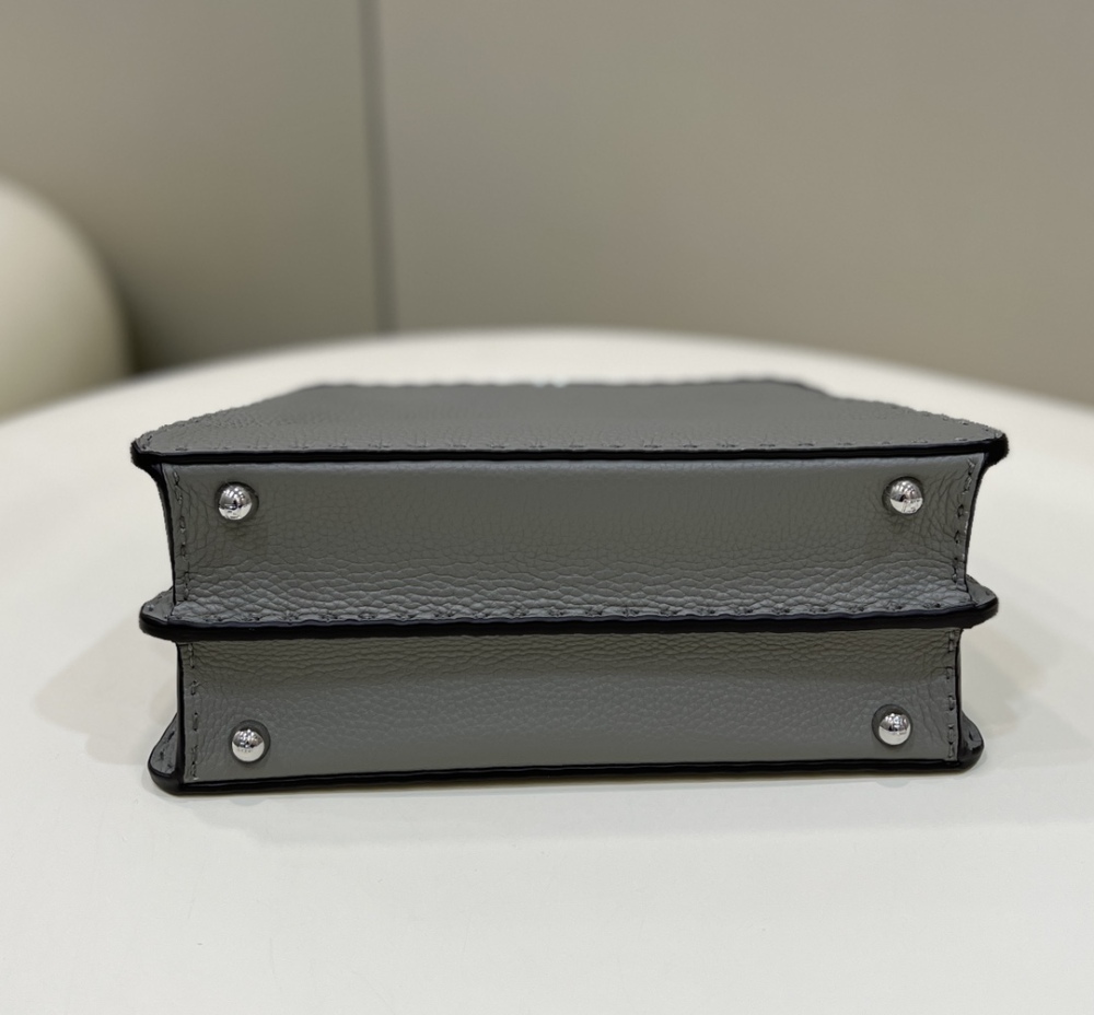 Fendi 𝐏𝐄𝐄𝐊𝐀𝐁𝐎𝐎  𝐈 𝐒𝐄𝐄 𝐔 External suture PM 27cm 80013B Mirror Boutique