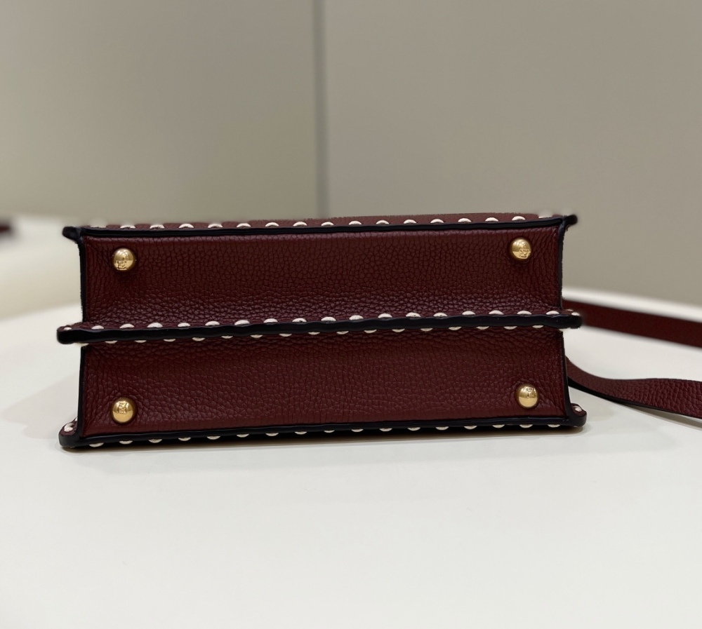 Fendi 𝐏𝐄𝐄𝐊𝐀𝐁𝐎𝐎  𝐈 𝐒𝐄𝐄 𝐔 External suture PM 27cm 80013B Mirror Boutique