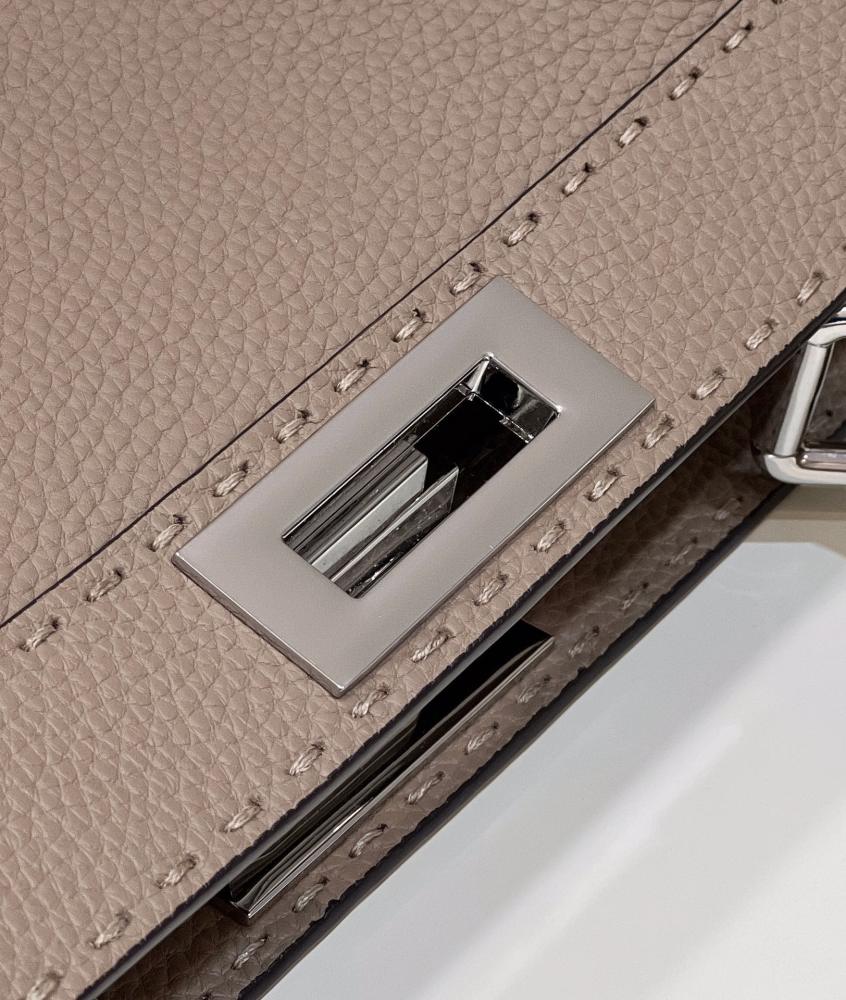 Fendi 𝐏𝐄𝐄𝐊𝐀𝐁𝐎𝐎  𝐈 𝐒𝐄𝐄 𝐔 External suture GM 33cm 80013 Mirror Boutique