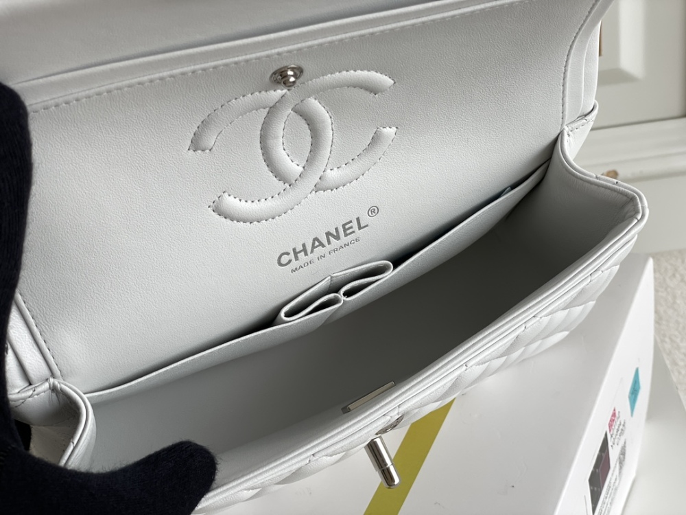 Chanel 𝘾𝙡𝙖𝙨𝙨𝙞𝙘 𝙁𝙡𝙖𝙥 CF bag 23C 1112 PM 23cm Mirror Boutique