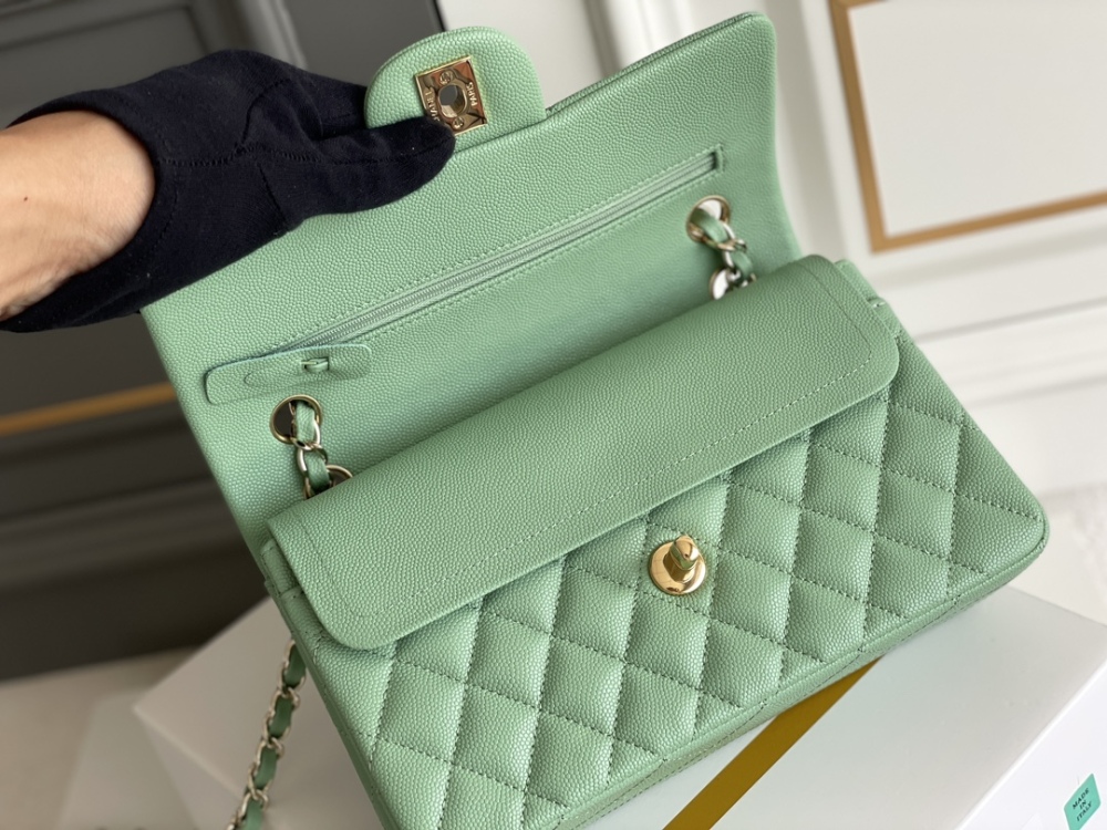 Chanel 𝘾𝙡𝙖𝙨𝙨𝙞𝙘 𝙁𝙡𝙖𝙥 CF bag 23C 1112 PM 23cm Mirror Boutique