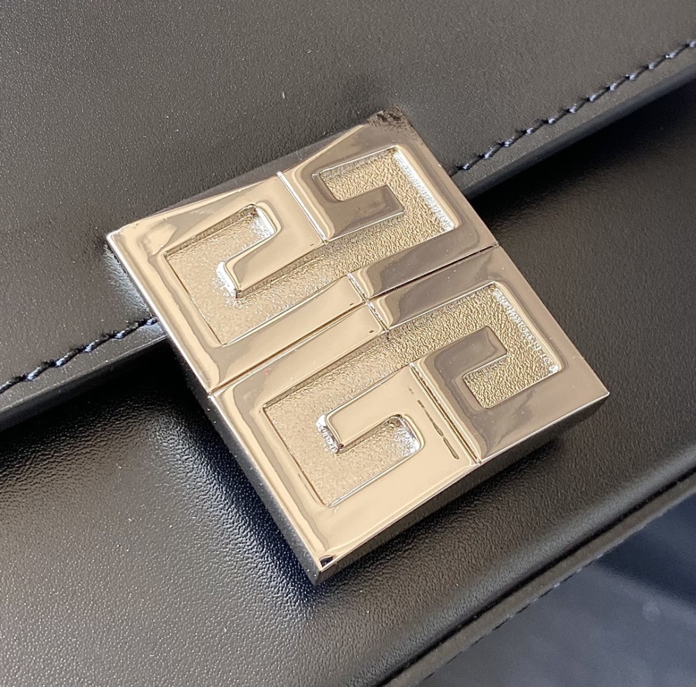 Givenchy 🇫🇷 4g88 Hobo box leather Mirror Boutique