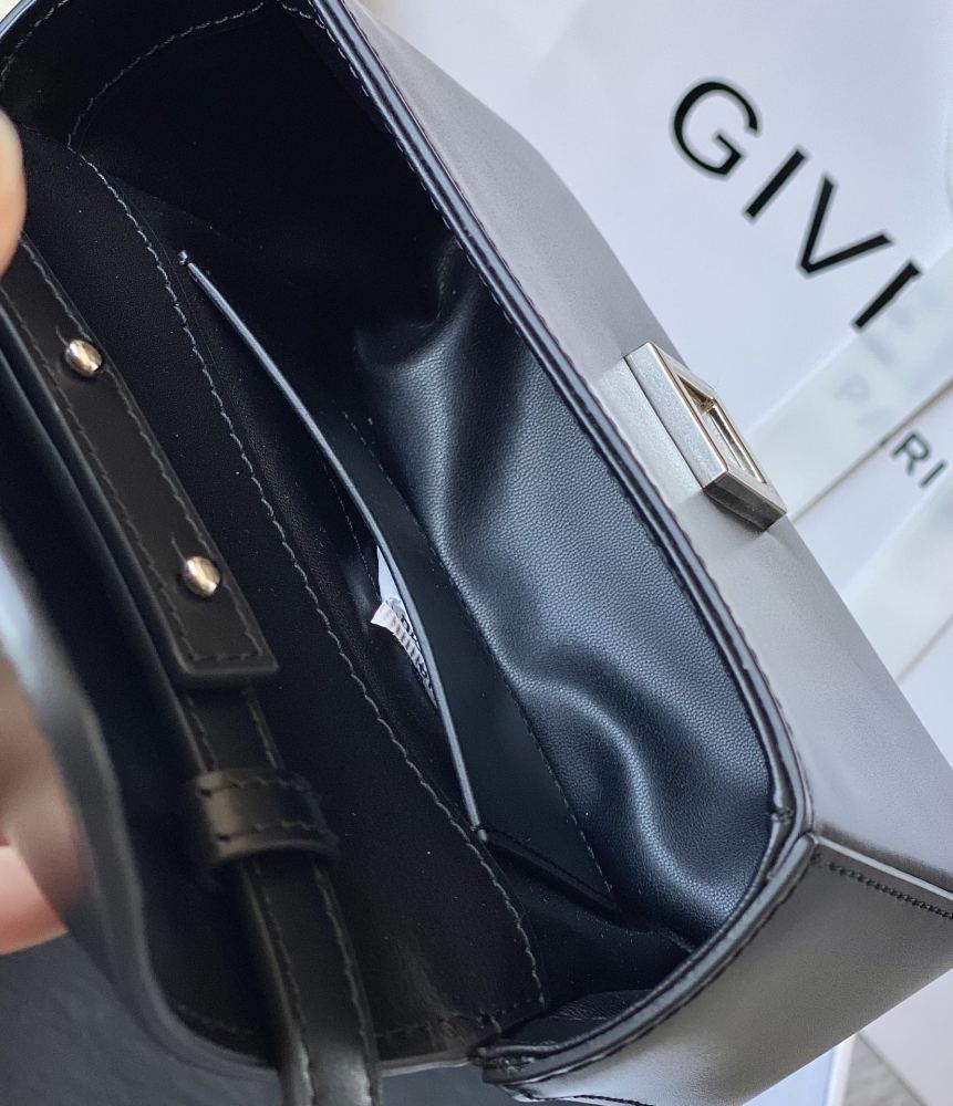 Givenchy 🇫🇷 4g88 Hobo box leather Mirror Boutique