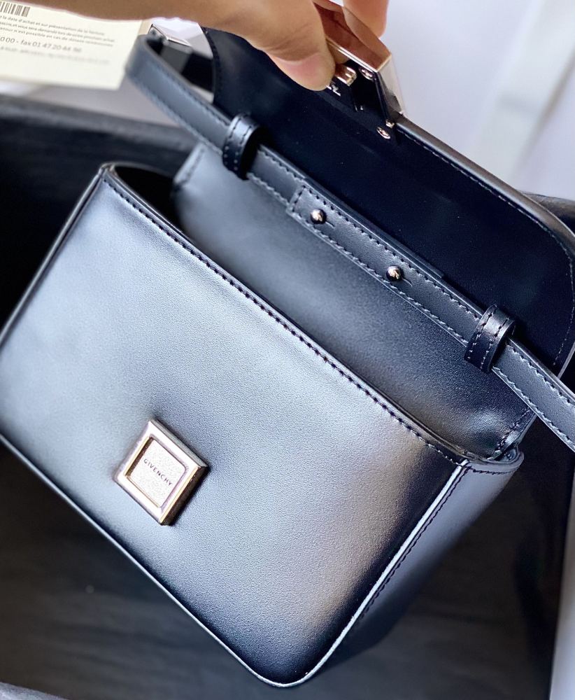 Givenchy 🇫🇷 4g88 Hobo box leather Mirror Boutique