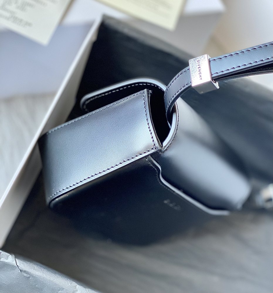 Givenchy 🇫🇷 4g88 Hobo box leather Mirror Boutique