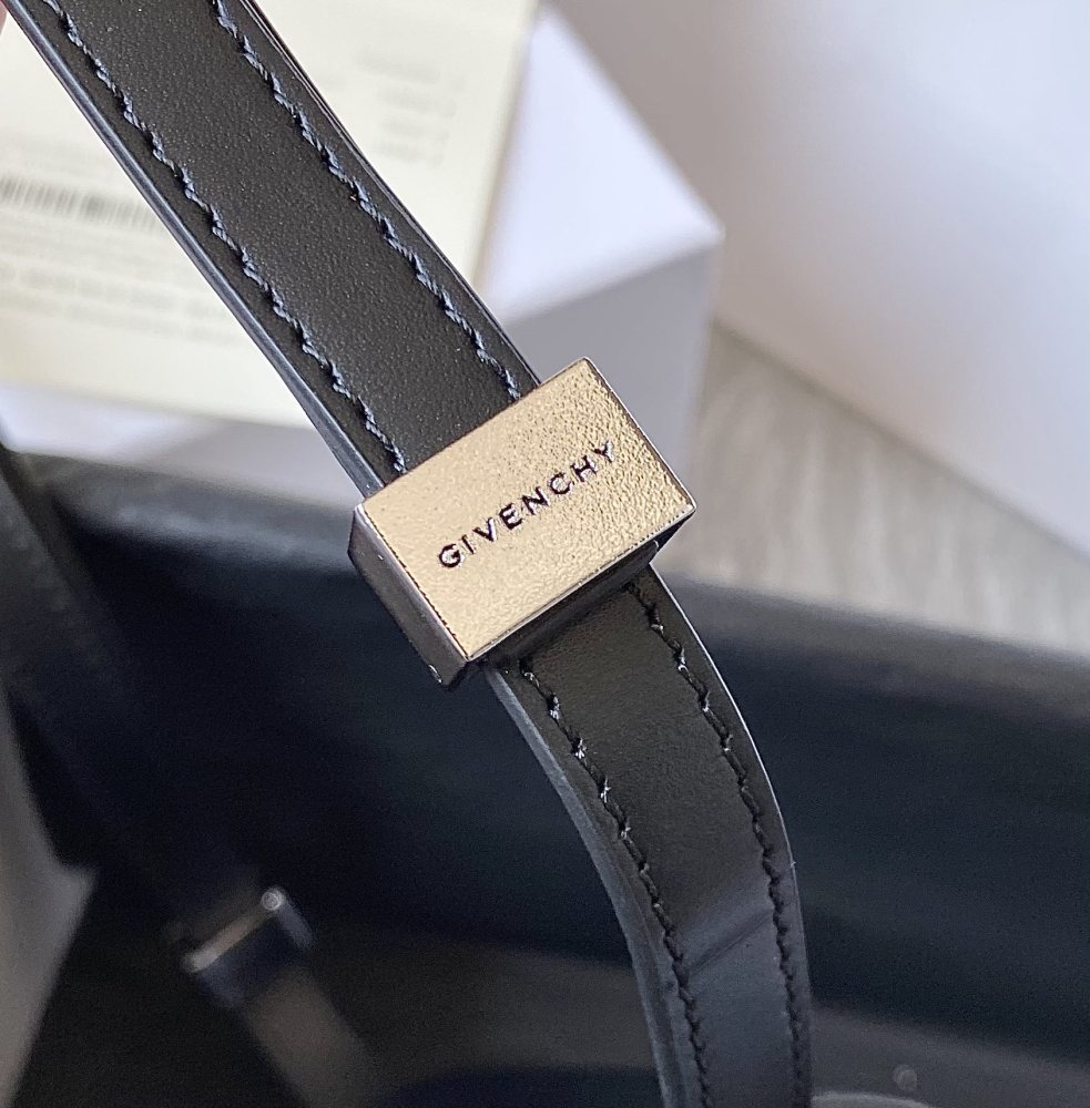 Givenchy 🇫🇷 4g88 Hobo box leather Mirror Boutique