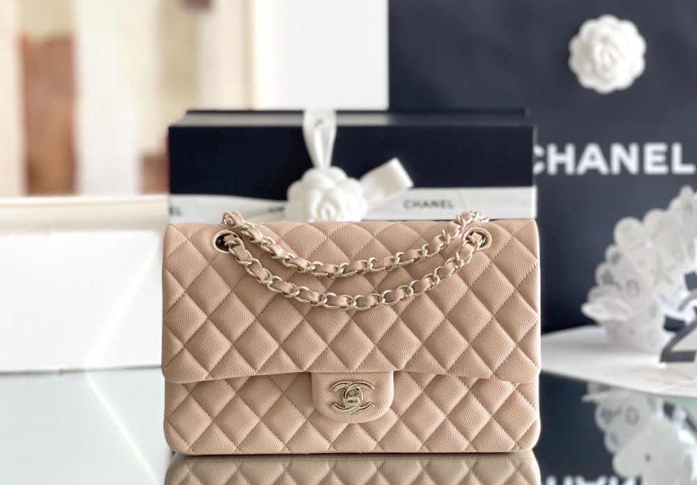 Chanel 𝘾𝙡𝙖𝙨𝙨𝙞𝙘 𝙁𝙡𝙖𝙥 bag MM 25cm Mirror Boutique