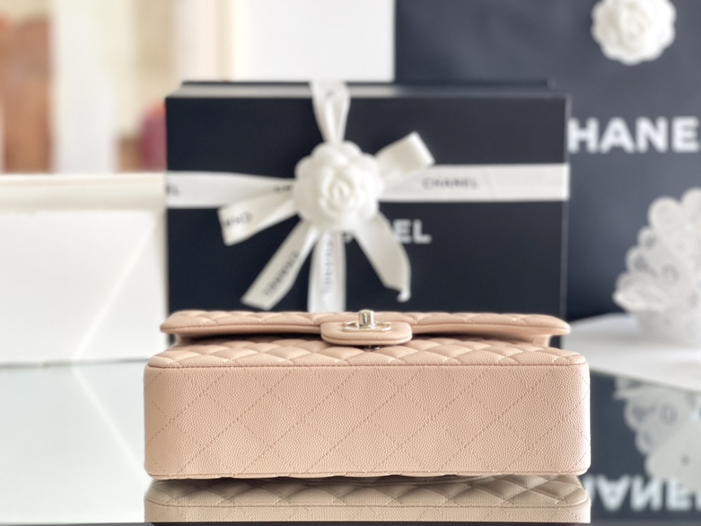 Chanel 𝘾𝙡𝙖𝙨𝙨𝙞𝙘 𝙁𝙡𝙖𝙥 bag MM 25cm Mirror Boutique