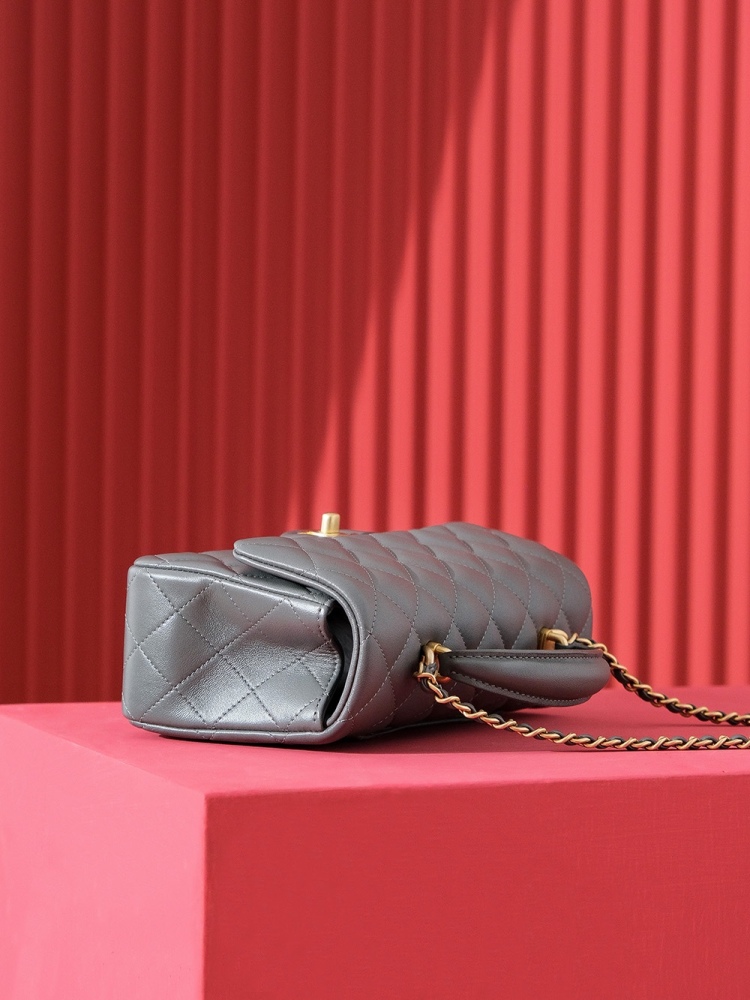 Chanel  𝐌𝐢𝐧𝐢 𝐂𝐟 𝐇𝐚𝐧𝐝𝐥𝐞 2431 Mirror Boutique