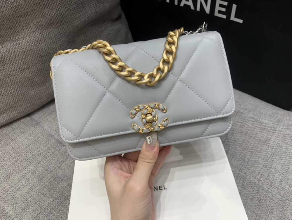 Chanel 19bag wo𝙲 Mirror Boutique