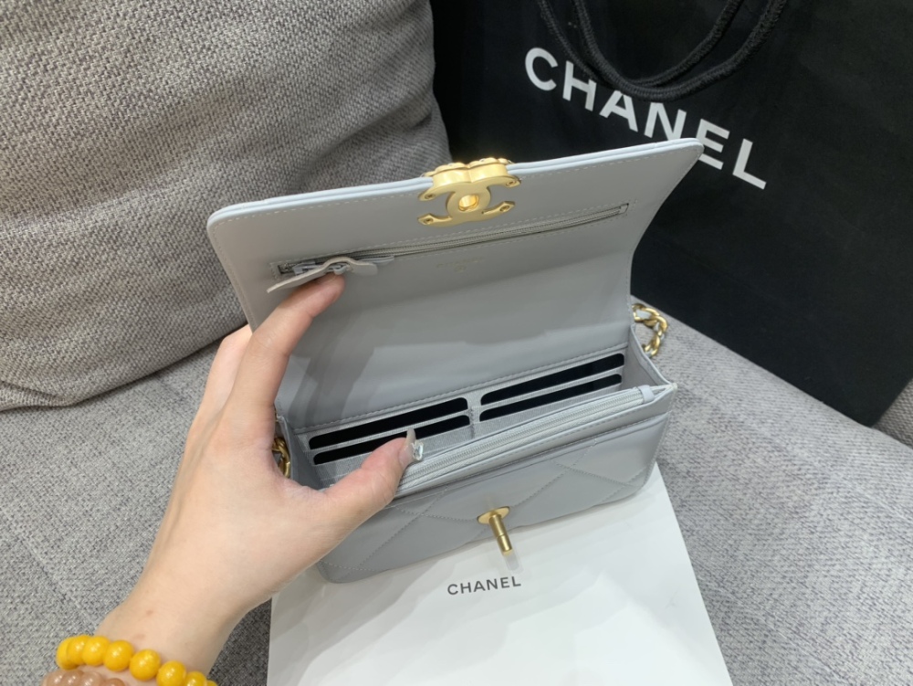 Chanel 19bag wo𝙲 Mirror Boutique