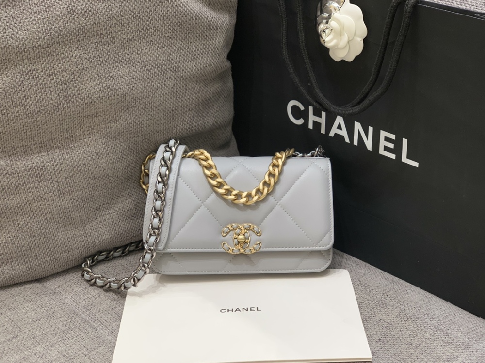 Chanel 19bag wo𝙲 Mirror Boutique