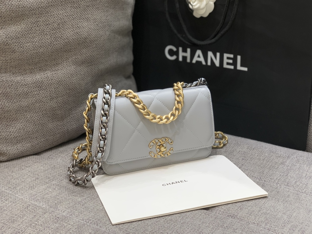 Chanel 19bag wo𝙲 Mirror Boutique