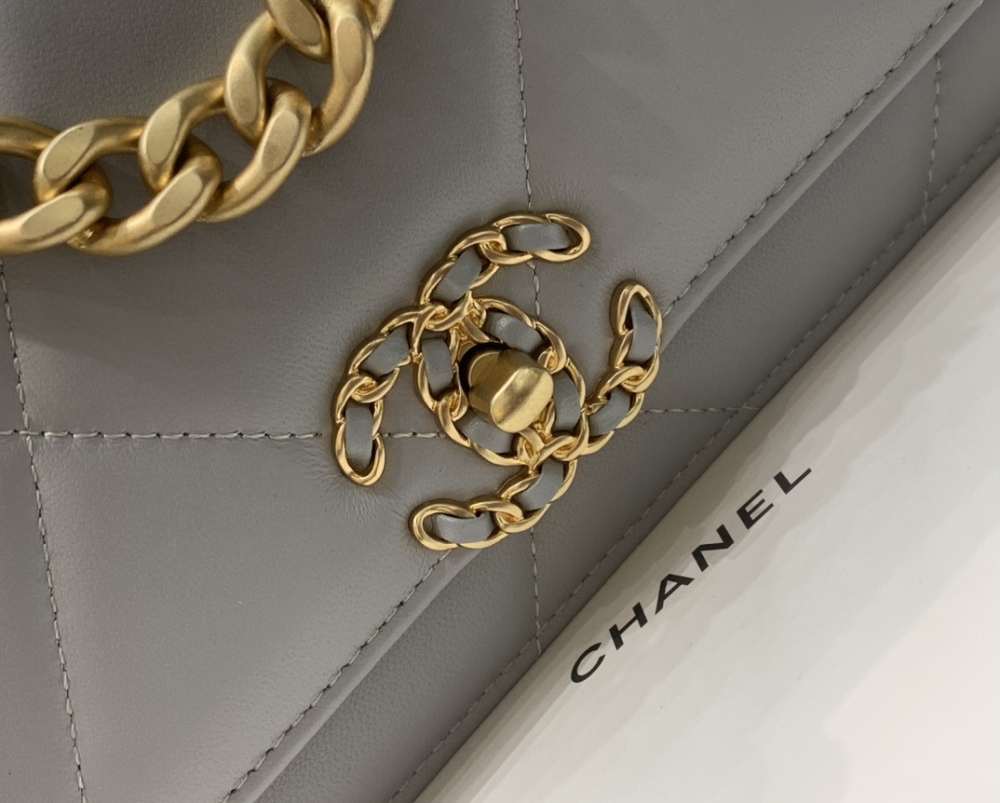 Chanel 19bag wo𝙲 Mirror Boutique