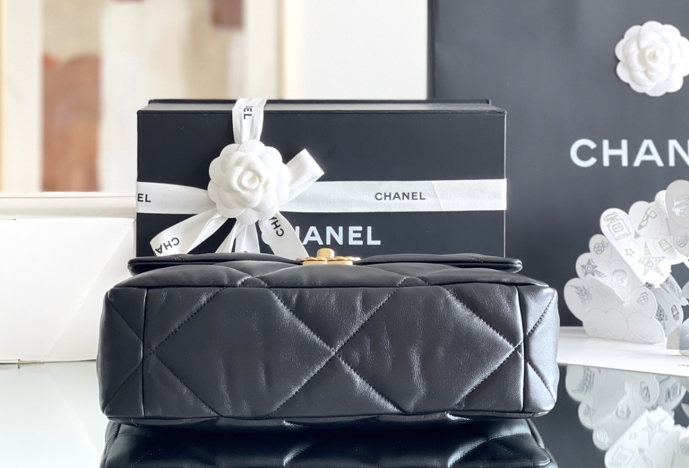 Chanel 19bag 30m Mirror Boutique