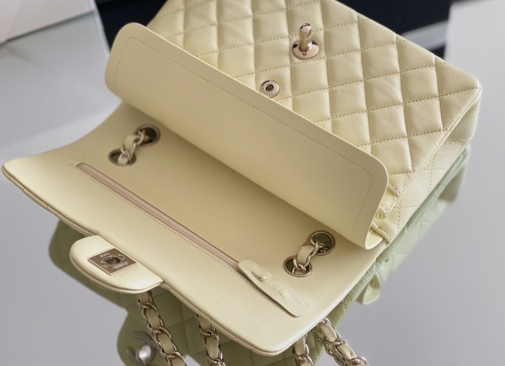 Chanel CF 𝘾𝙡𝙖𝙨𝙨𝙞𝙘 𝙁𝙡𝙖𝙥 bag 23cm Mirror Boutique