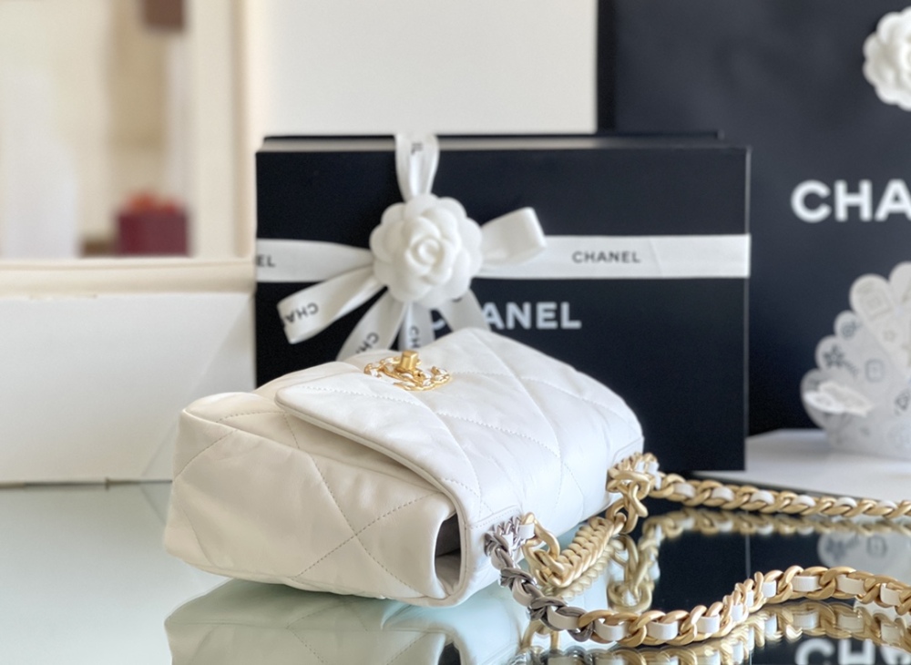 Chanel 19bag 26m Mirror Boutique